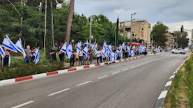 מלווים את סמל רוני אשל זל, צילום: עיריית כפר סבא